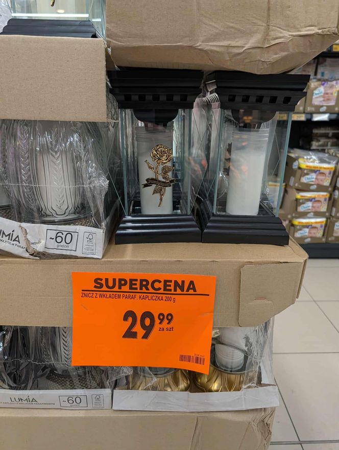 Promocje na Wszystkich Świętych w Biedronce. Wkłady do zniczy gratis