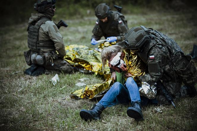 Ostrzelany konwój medyczny na toruńskim poligonie. Zdjęcia z efektownych ćwiczeń WOT i armii USA