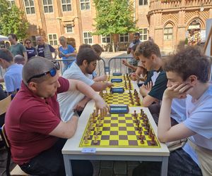 Szachiści opanowali centrum Torunia. Turniej błyskawiczny na Rynku Staromiejskim