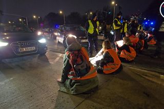 Aktywiści Ostatniego Pokolenia zablokowali Wisłostradę. Kierowcy nie wytrzymali