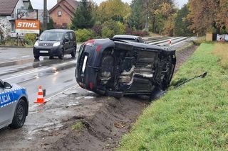 Wypadek w Rzepinie. Auto osobowe przewróciło się na bok, jedna osoba zabrana do szpitala