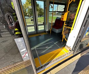 Metalowa belka przebiła tramwaj i nogę pasażera. Poszkodowany trafił do szpitala