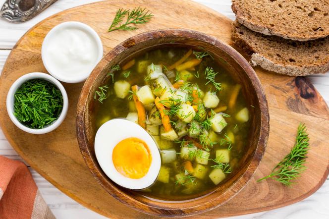 Rosyjska zupa szpinakowa z warzywami korzeniowymi i koperkiem