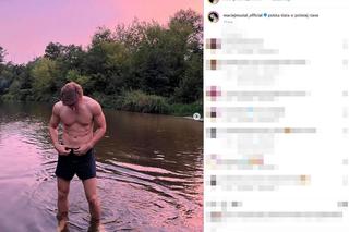 Maciej Musiał pręży klatę i rozpina spodnie