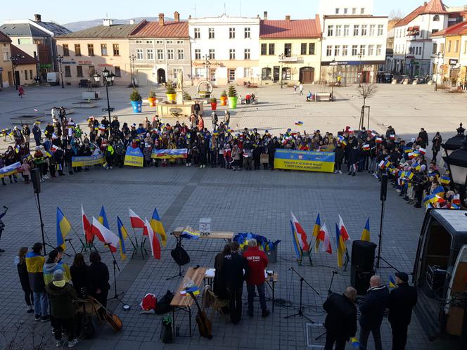 Młodzi ludzie - solidarni z walczącą Ukrainą 