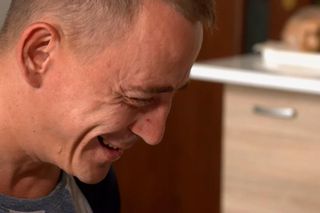 Snajper z Chłopaków do wzięcia mieszka w pustostanie – oto, jak dziś wygląda jego życie