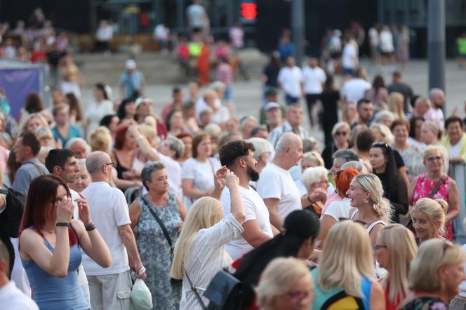 Potańcówka pod Teatrem Śląskim w Katowicach. Tłumy wręcz oszalały ZDJĘCIA