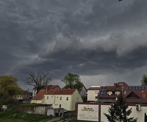 Gwałtowne burze przetaczają się nad Polską. Pada obfity grad 