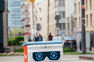 Na ulice Warszawy wyjechał pierwszy w historii marki, półautonomiczny robot dostawczy Pyszne.pl