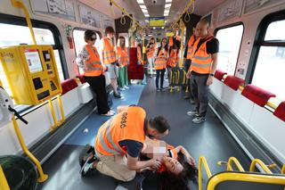 Kobieta zasłabła w pociągu. Rozcięcie stanika ratuje życie!