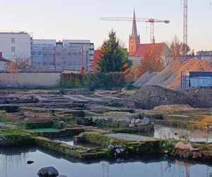 Fundamenty dawnych kamienic przy ul. Św. Floriana