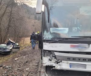 Łomnica-Zdrój. Samochód zderzył się z autobusem