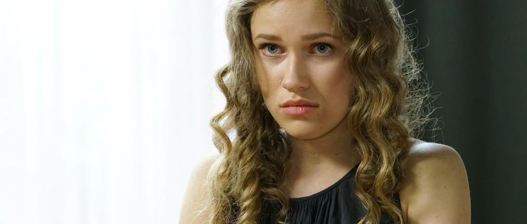 Po ostatnich wydarzeniach w serialu Barwy szczęścia atmosfera jest wyjątkowo napięta. Sebastian (Kacper Krupski) nakrył Angelę (Helena Englert) na schadzce z Milewiczem (Józef Grzymała), a nastolatka dowiedziała się, że ojciec założył jej podsłuch w telefonie.