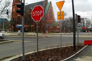 Co za absurd w centrum miasta! Słupoza i znakoza opanowała plac Zwycięstwa. Montują nawet jeden do drugiego na trytytki