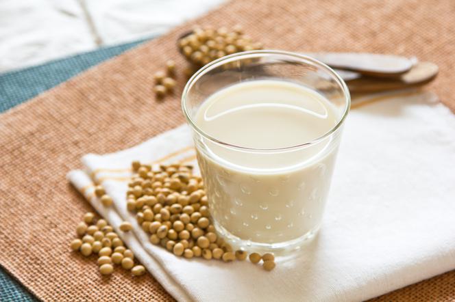 Mleko sojowe - jakie ma właściwości? Przepis na mleko sojowe