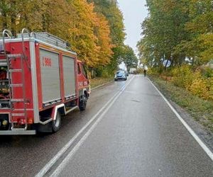 Groźny wypadek na Kaszubach. Czołowe zderzenie osobówki z dostawczakiem. Są poszkodowani