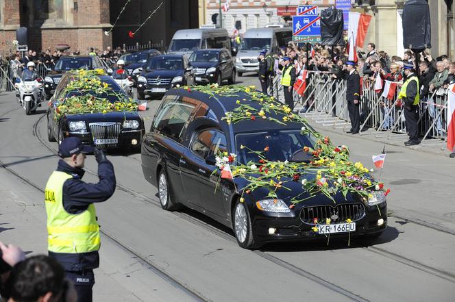 Trumny pary prezydenckiej już w Bazylice Mariackiej