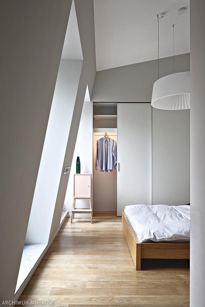 Montaż szafy na wymiar - na podłodze czy przed jej wykończeniem