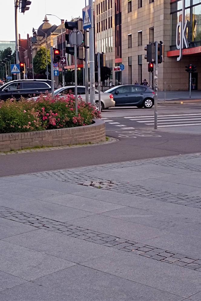 Uszkodzony chodnik w centrum Szczecina