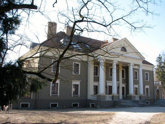 Piękne i przerażające… Jakie historie kryją bełchatowskie dwory? 