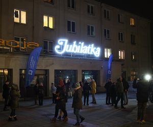 Słynny historyczny neon Jubilatka powrócił do krakowskiej Nowej Huty i rozświetlił os. Teatralne [GALERIA]