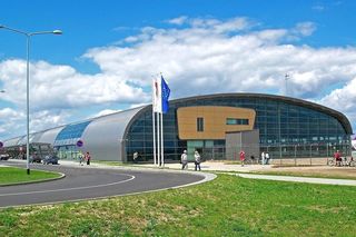 Tajemnicza walizka przy wjeździe na lotnisko pod Warszawą. Służby w akcji!