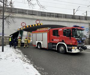 Totalna demolka na Targowej. Wpakował się pod niski wiadukt, ze skrzyni zostały strzępy