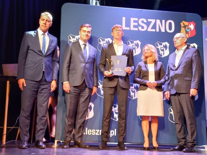 Wręczono Leszczyńskie Laury Oświaty. Zdolnym uczniom ze szkół w Lesznie