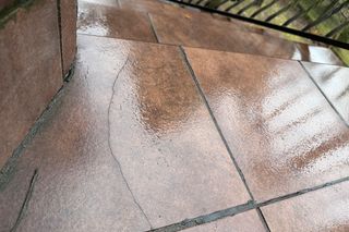 Widok popękanych płytek w naszym klimacie nie jest rzadkością