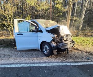 Dramat na drodze. Osobówka rozerwana na strzępy! Dwie osoby w szpitalu.