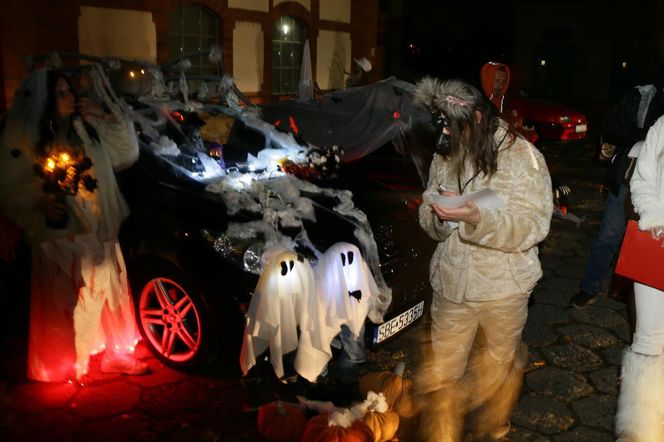 Halloweenowy Zlot Bezdaszników, czyli straszne kabriolety w Tychach. To dopiero wyższy poziom przebierania GALERIA