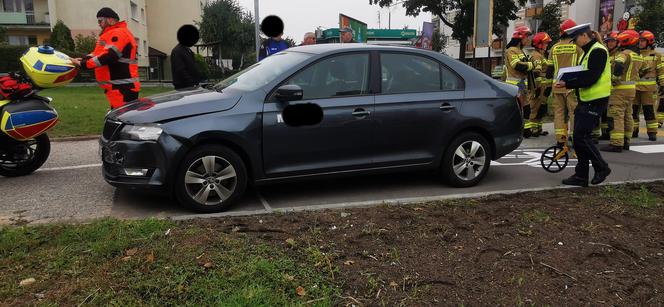 Wypadek na rondzie Kujawskim! Nieoznakowany radiowóz zderzył się z osobówką 