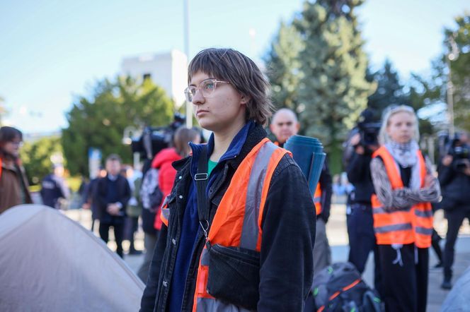 Ostatnie Pokolenie rozbiło namioty przed Sejmem. Domagają się prac nad ustawą o transporcie publicznym