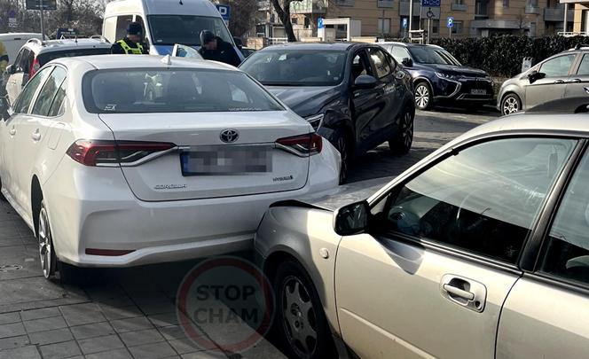 Wypożyczyli auto "na minuty", rozbili cztery pojazdy i uciekli. Szuka ich policja