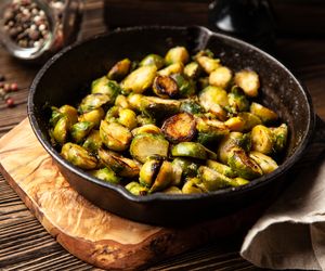 Chrupiąca brukselka pieczona po azjatycku