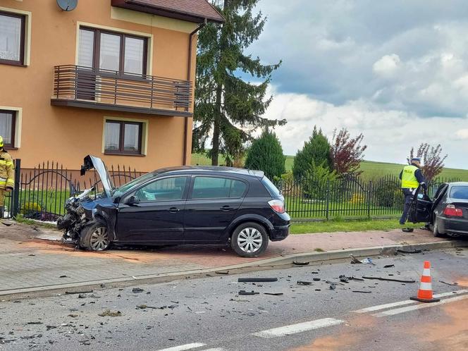 Czołowe zderzenie BMW i Opla w Szerzawach