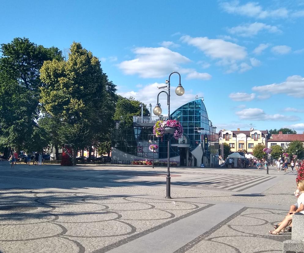 Augustów. Fatalny początek urlopu. Incydent na parkingu. Ochroniarz nie darował. Białostoczaninowi grozi do 3 lat więzienia