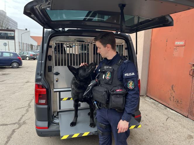 Małopolscy policjanci otrzymali radiowozy służące do przewozu psów służbowych