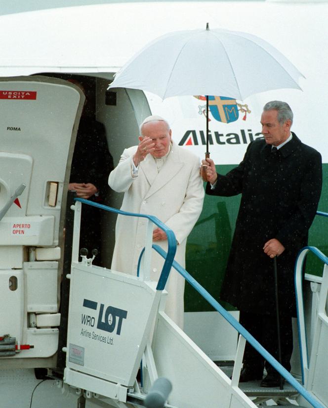 Jan Paweł II wsiada do samolotu