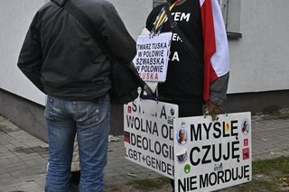 Oczekiwanie na wyjście ks. Michała Olszewskiego na wolność