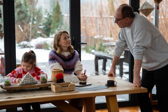 Barwy szczęścia odc. 3187. Dominika (Karolina Chapko), Marek (Marcin Perchuć), Wioletka (Sara Kudaj)