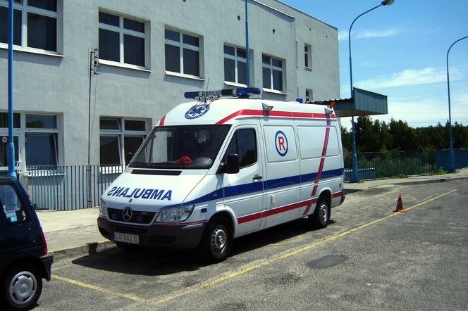 Nieprzytomnemu mężczyźnie pomogli przechodnie i inni oczekujący na autobus poznaniacy