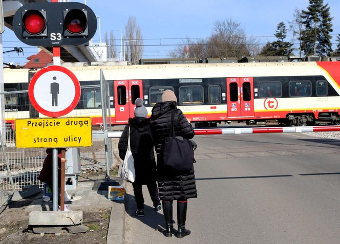  Takiego absurdu w Warszawie już dawno nie było. Mieszkańcy Pragi załamani po budowie kładki nad torami