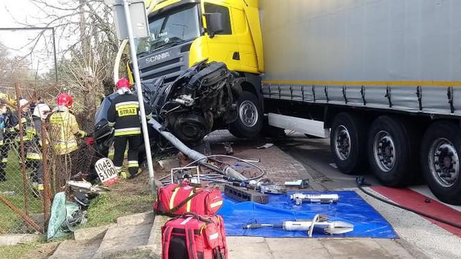 Śmiertelny wypadek w Drużbicach. Nie żyje kierowca osobówki
