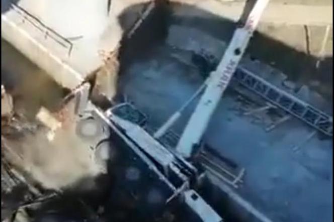 Wypadek dźwigu na Kanale Gliwickim. 60-tonowa maszyna ześliznęła się z barki i wpadł do wody