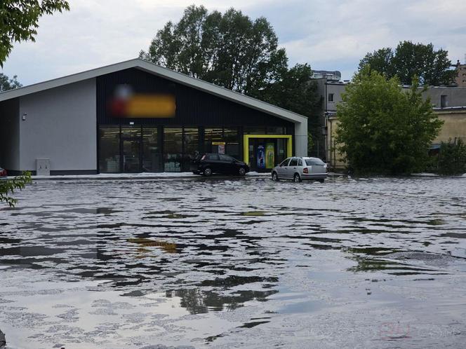 Nawałnica nad Gnieznem. Miasto zalały strumienie wody po ulewie i gradobiciu [ZDJĘCIA].