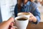 Lepiej pić kawę czarną czy z mlekiem? Eksperci nie mają wątpliwości