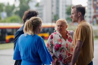 Przyjaciółki 22 sezon odc. 257. Anka (Magdalena Stużyńska), Miłosz (Bartosz Opania), mąż i teściowa Malwiny (Sonia Mietielica)