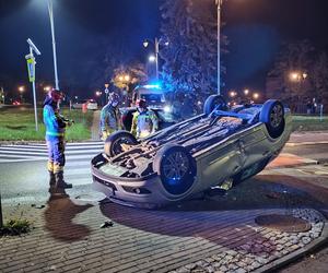 Poważny wypadek na Placu Pokoju Toruńskiego. Auto dachowało