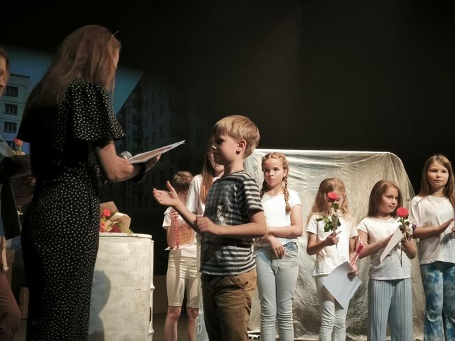 Spektakl na zakończenie warsztatów teatralnych w Teatrze Miejskim w Lesznie
